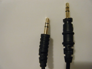 Left: Standard plug Right: Locking plug